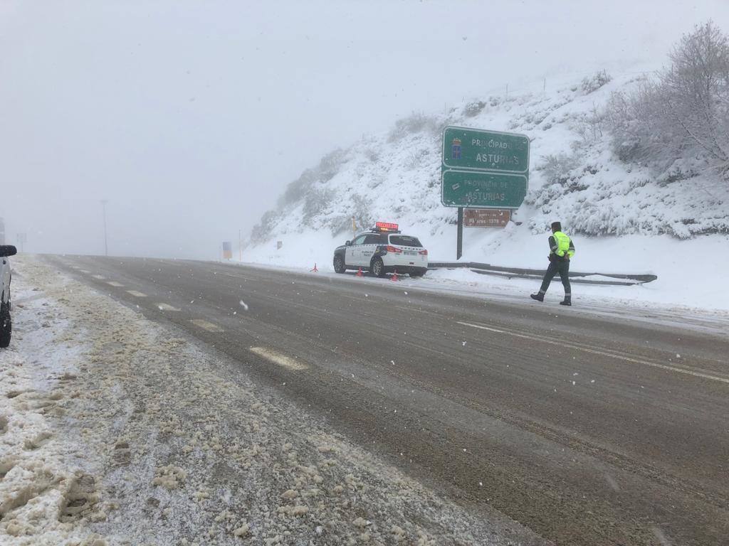 La nieve acumulada obliga a circular con cadenas en varios puertos de montaña y carreteras secundarias de la región. Además, las fuertes lluvias caídas estos días han provocado el corte de la carretera de San San Esteban de Cuñaba, en Peñamellera Baja, por un argayu.