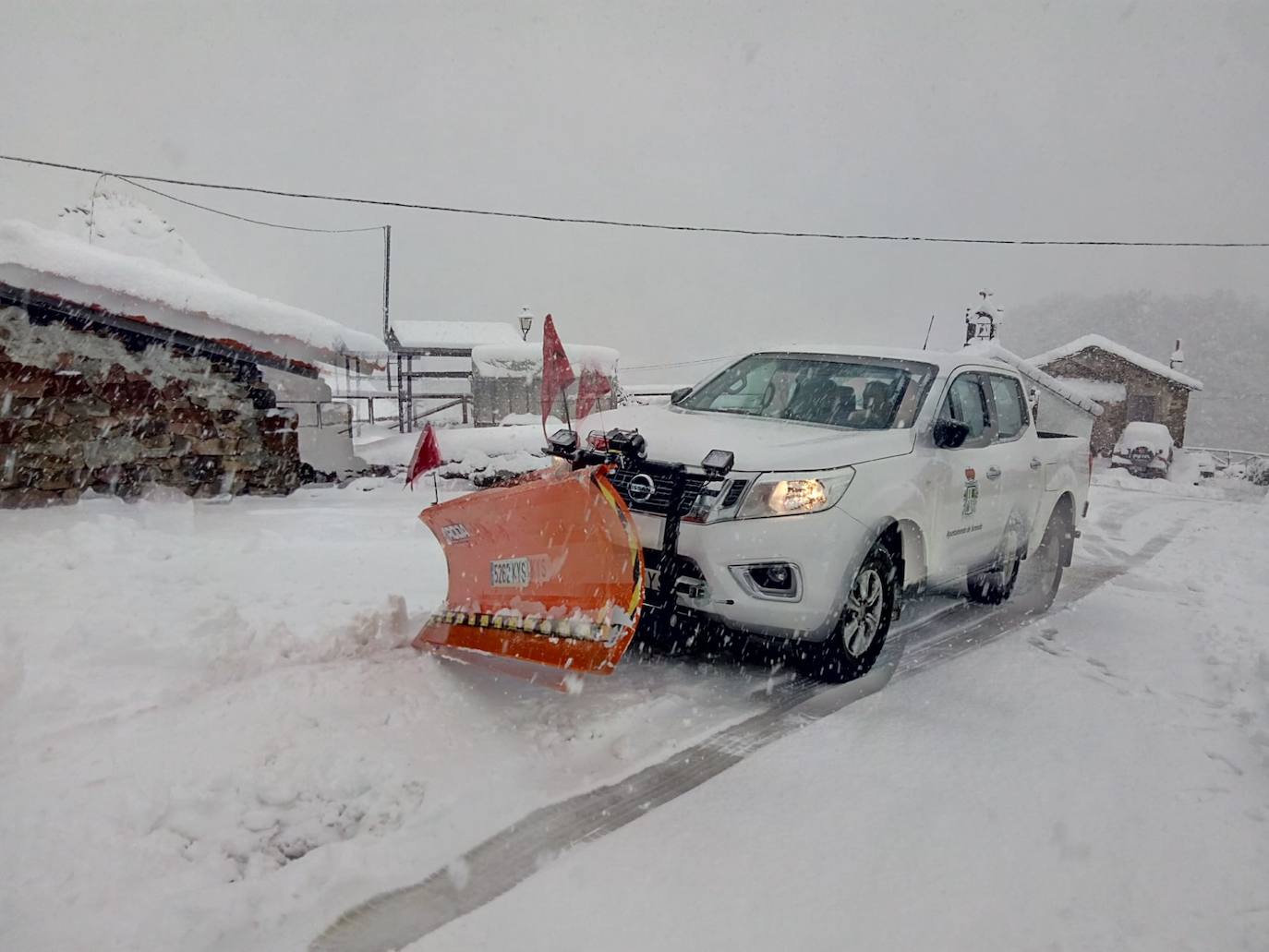 La nieve acumulada obliga a circular con cadenas en varios puertos de montaña y carreteras secundarias de la región. Además, las fuertes lluvias caídas estos días han provocado el corte de la carretera de San San Esteban de Cuñaba, en Peñamellera Baja, por un argayu.