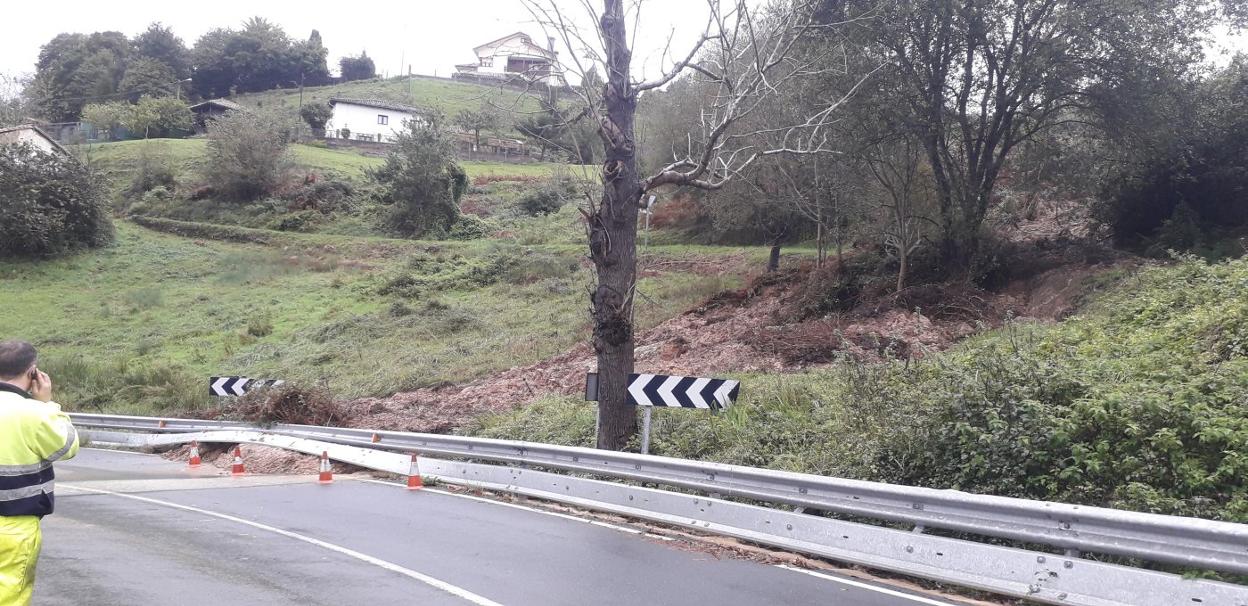 Argayo en la parroquia villaviciosina de Arroes, que llegó a afectar a uno de los carriles de la carretera nacional. 