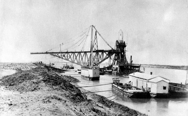 Imagen principal - Imágentes de la construcción del Canal de Suez, la inauguración y la estatua de su creador, el francés Ferdinand de Lesseps.