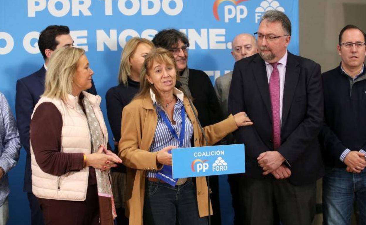 Mercedes Fernández, Paloma Gázquez e Isidro Martínez Oblanca, durante la noche electoral.