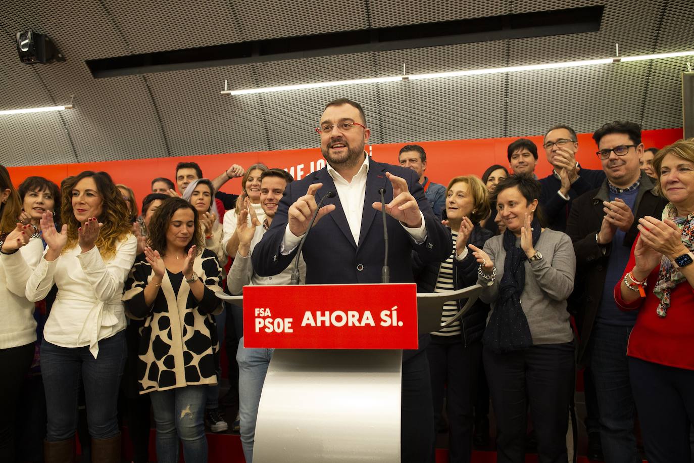 Alegría indisimulada en algunas sedes, caras largas en otras. Los resultados de las elecciones generales de este 10 de noviembre han dejado luces y sombras en los principales partidos de Asturias.