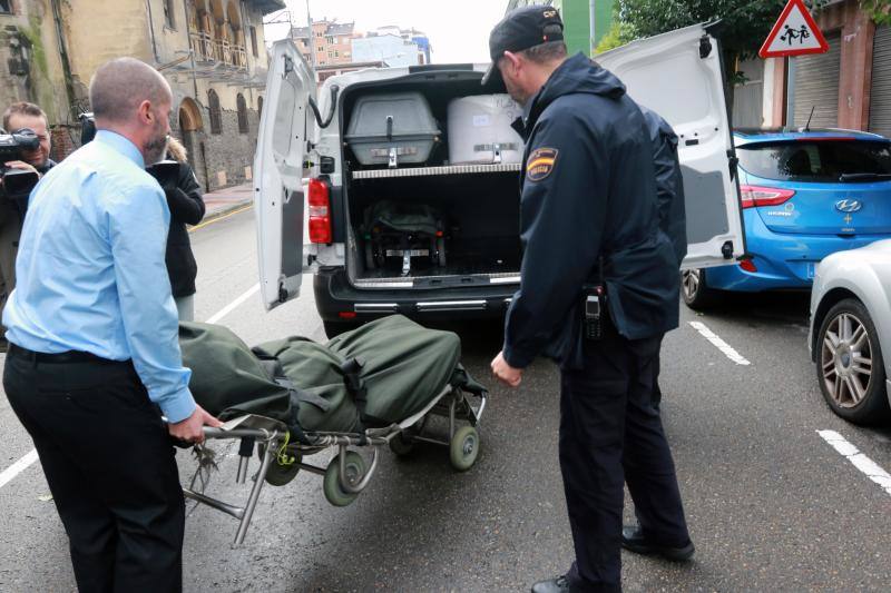 Un hombre ha apuñalado y matado a su yerno en su domicilio familiar en Mieres tras una disputa familiar, y posteriormente se ha entregado a la Policía. 