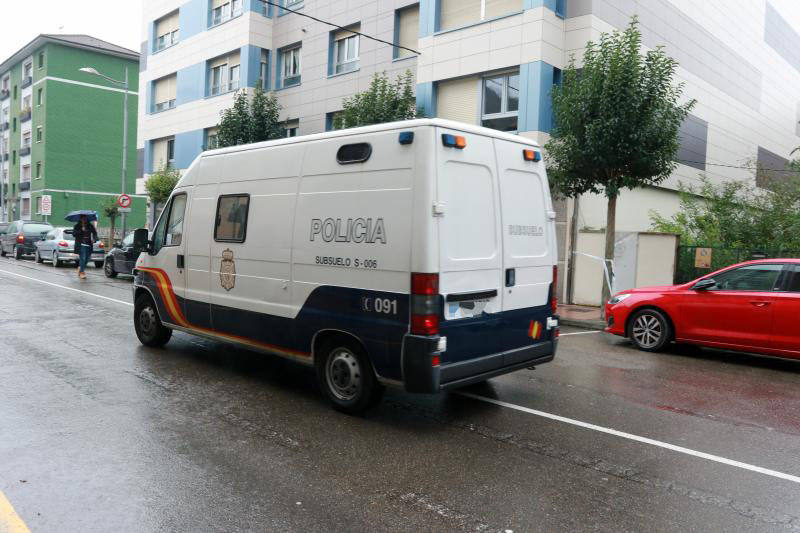 Un hombre ha apuñalado y matado a su yerno en su domicilio familiar en Mieres tras una disputa familiar, y posteriormente se ha entregado a la Policía. 