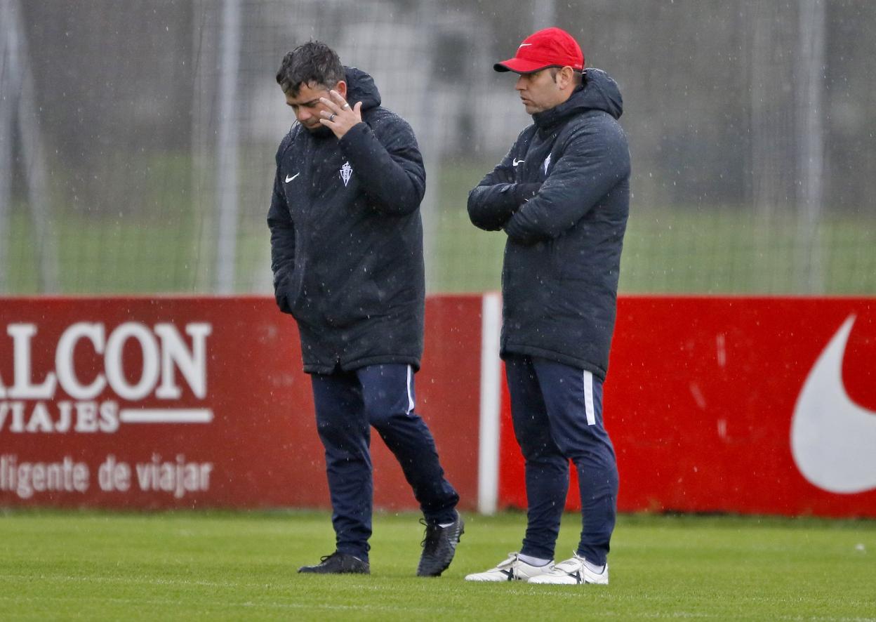 Arturo, el 'coach' de la plantilla, con José Alberto el pasado domingo. 