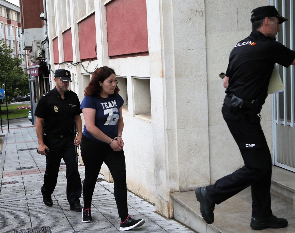 La acusada del crimen de Lugones, Ana María G. H., entrando al Juzgado de Siero a declarar en julio de 2018. 