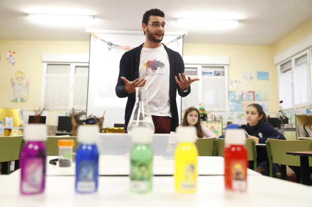 Sergió habló también con los alumnos de las emociones, a través de los colores. 