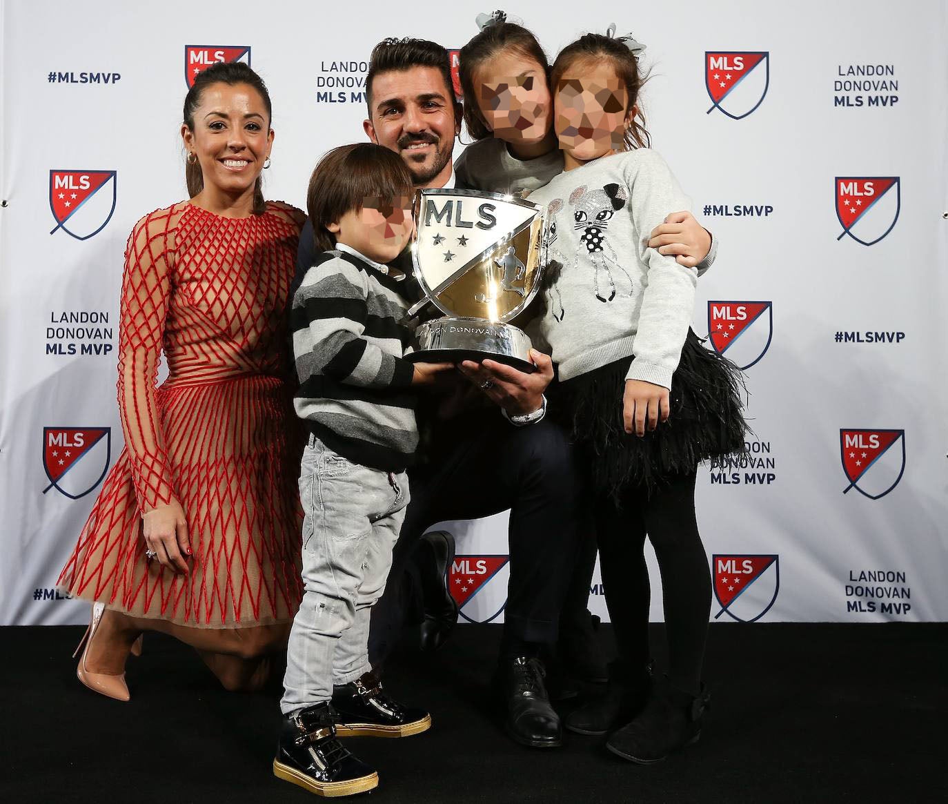 El jugador asturiano David Villa recibe acompañado de su familia, su esposa y sus tres hijos, el trofeo al mejor jugador de la Liga Americana MLS. (2016) 