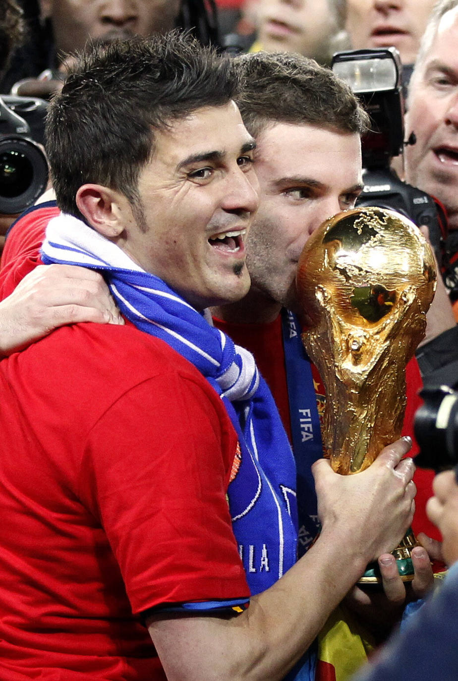 David Villa y Mata sostienen la Copa del Mundo (2010). 