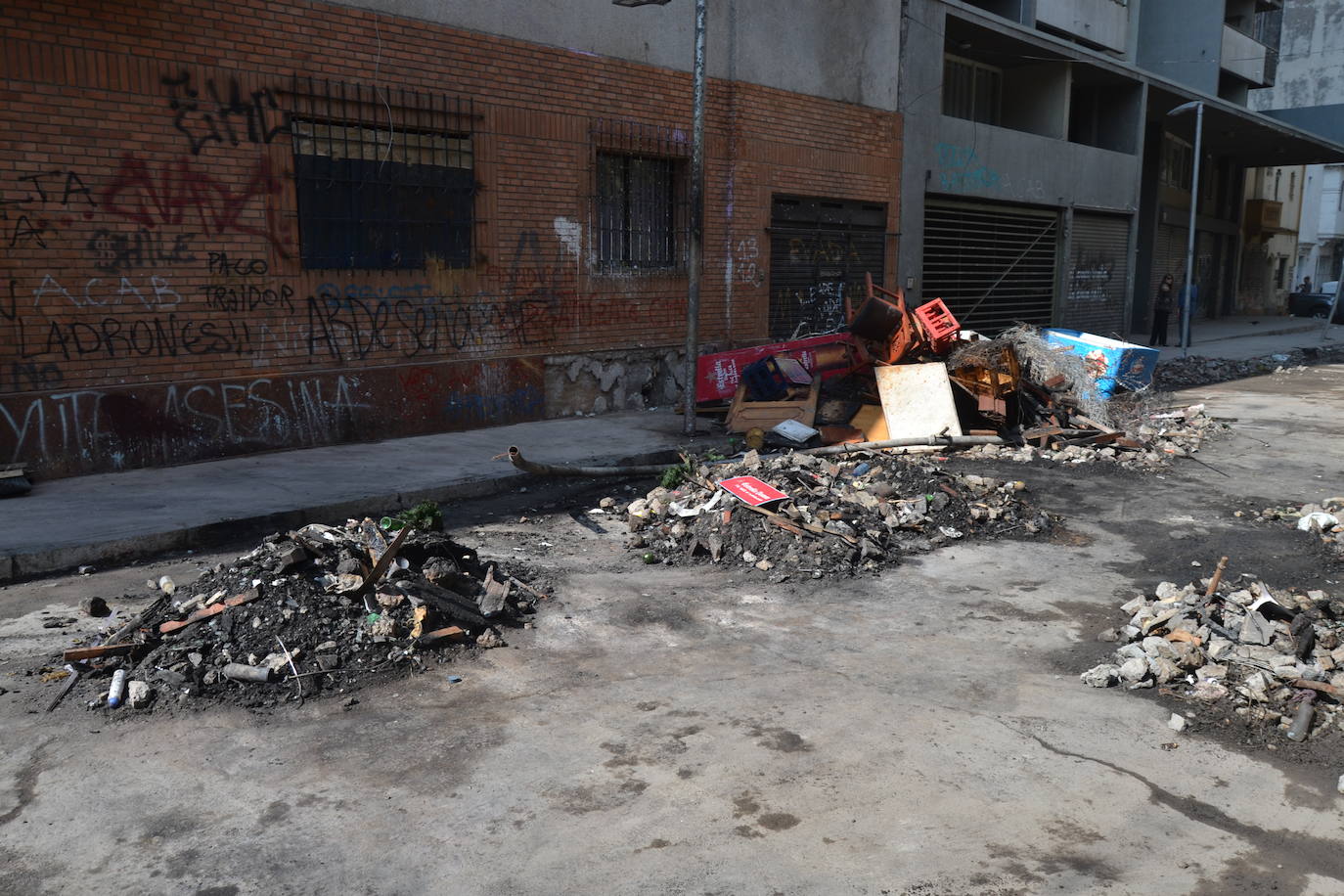 Fotos: Incendios y saqueos en hoteles y restaurantes de Lucio Torre en Chile
