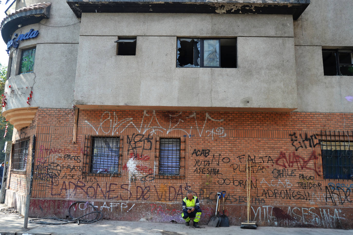 Fotos: Incendios y saqueos en hoteles y restaurantes de Lucio Torre en Chile