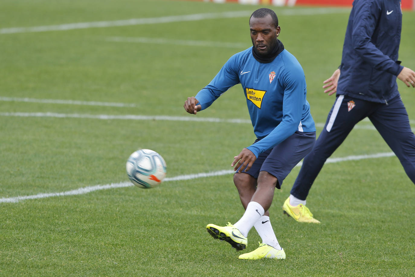 Los jugadores rojiblancos han entrenado este miércoles con la mirada puesta en el derbi asturiano, que se disputará el próximo domingo. 