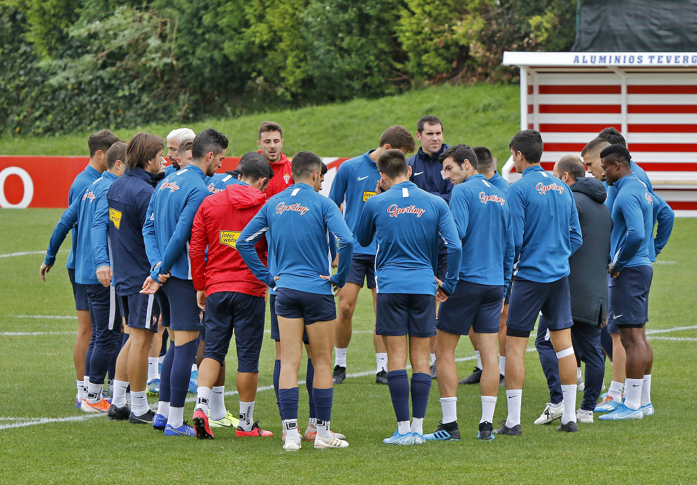 Los jugadores rojiblancos han entrenado este miércoles con la mirada puesta en el derbi asturiano, que se disputará el próximo domingo. 