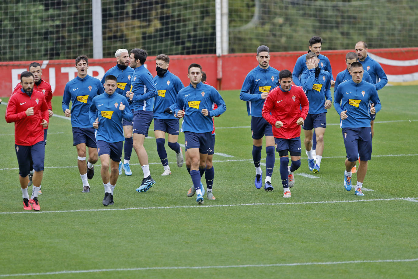 Los jugadores rojiblancos han entrenado este miércoles con la mirada puesta en el derbi asturiano, que se disputará el próximo domingo. 