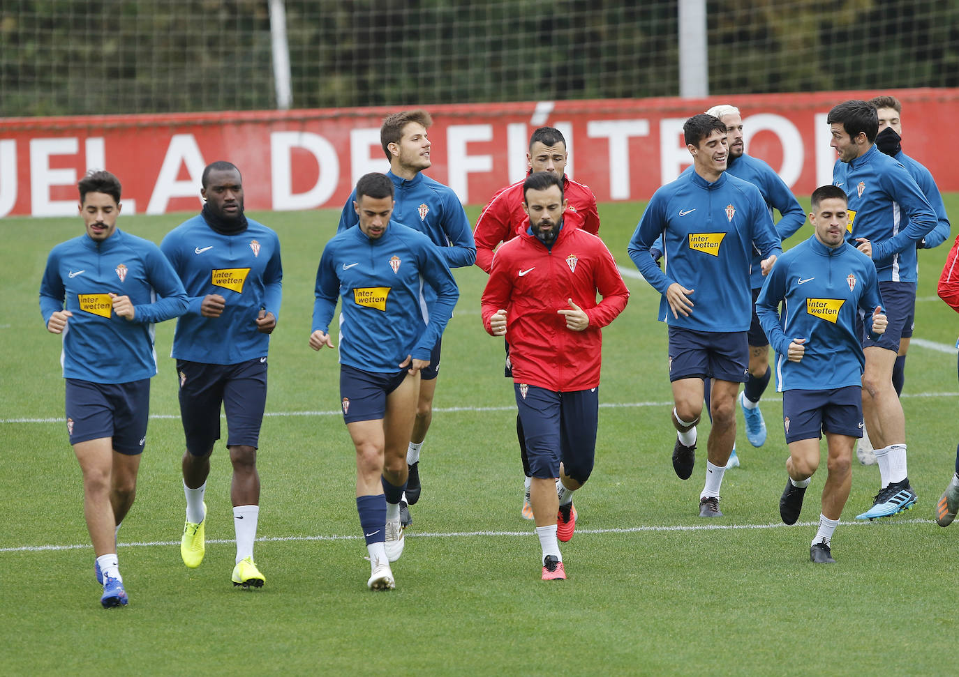 Los jugadores rojiblancos han entrenado este miércoles con la mirada puesta en el derbi asturiano, que se disputará el próximo domingo. 