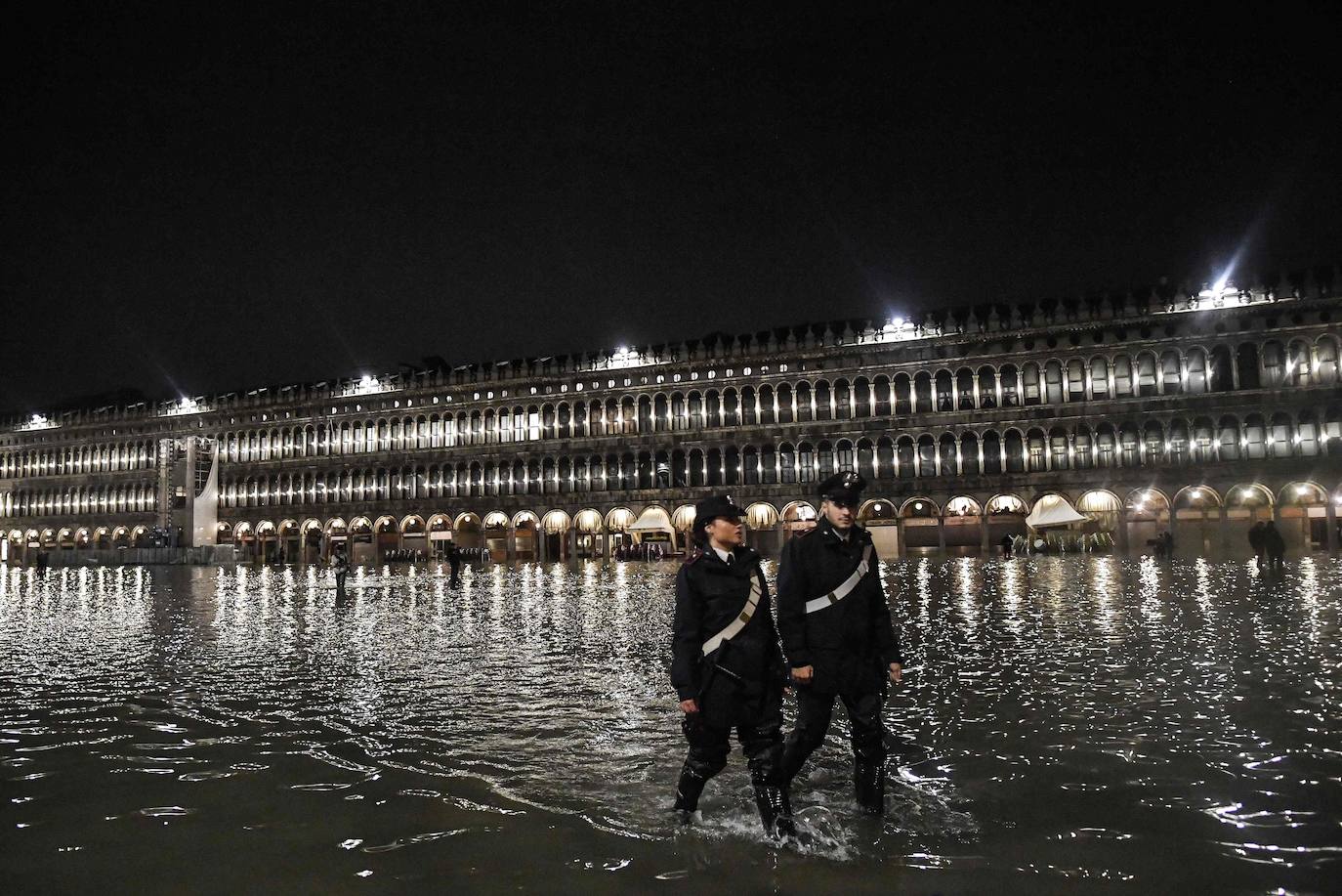 El temporal que azota Italia deja dos muertos, apagones y daños materiales incalculables en la Ciudad de los Canales, donde el 'agua alta' alcanzó anoche los 187 centímetros