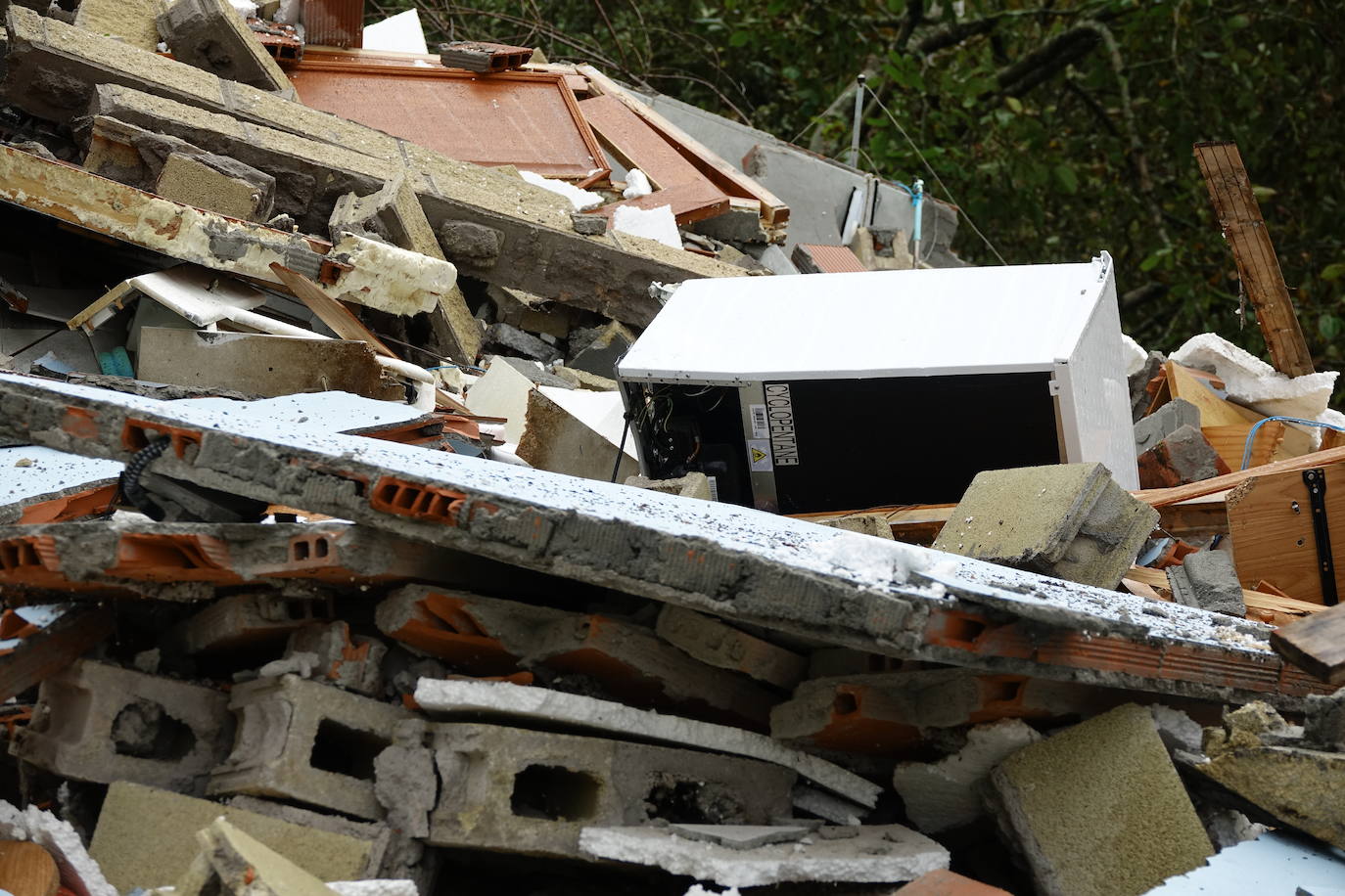 Un argayu ha sepultado una casa habitada en la localidad de Cirieño, en Amieva. Por fortuna, su inquilina, una mujer de 72 años, no se encontraba en la vivienda.