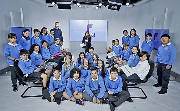 Los estudiantes del colegio Santa María del Naranco, ayer, en el plató de Canal 10