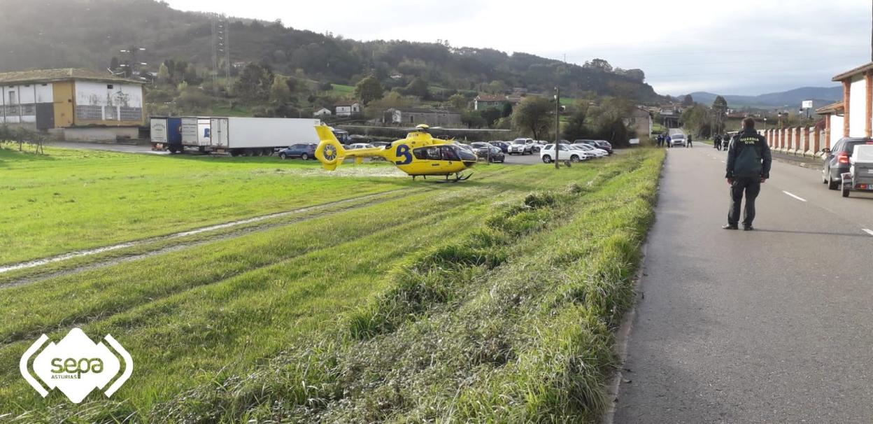 El helicóptero medicalizado del Servicio de Emergencias, ante las instalaciones de El Gaitero. 