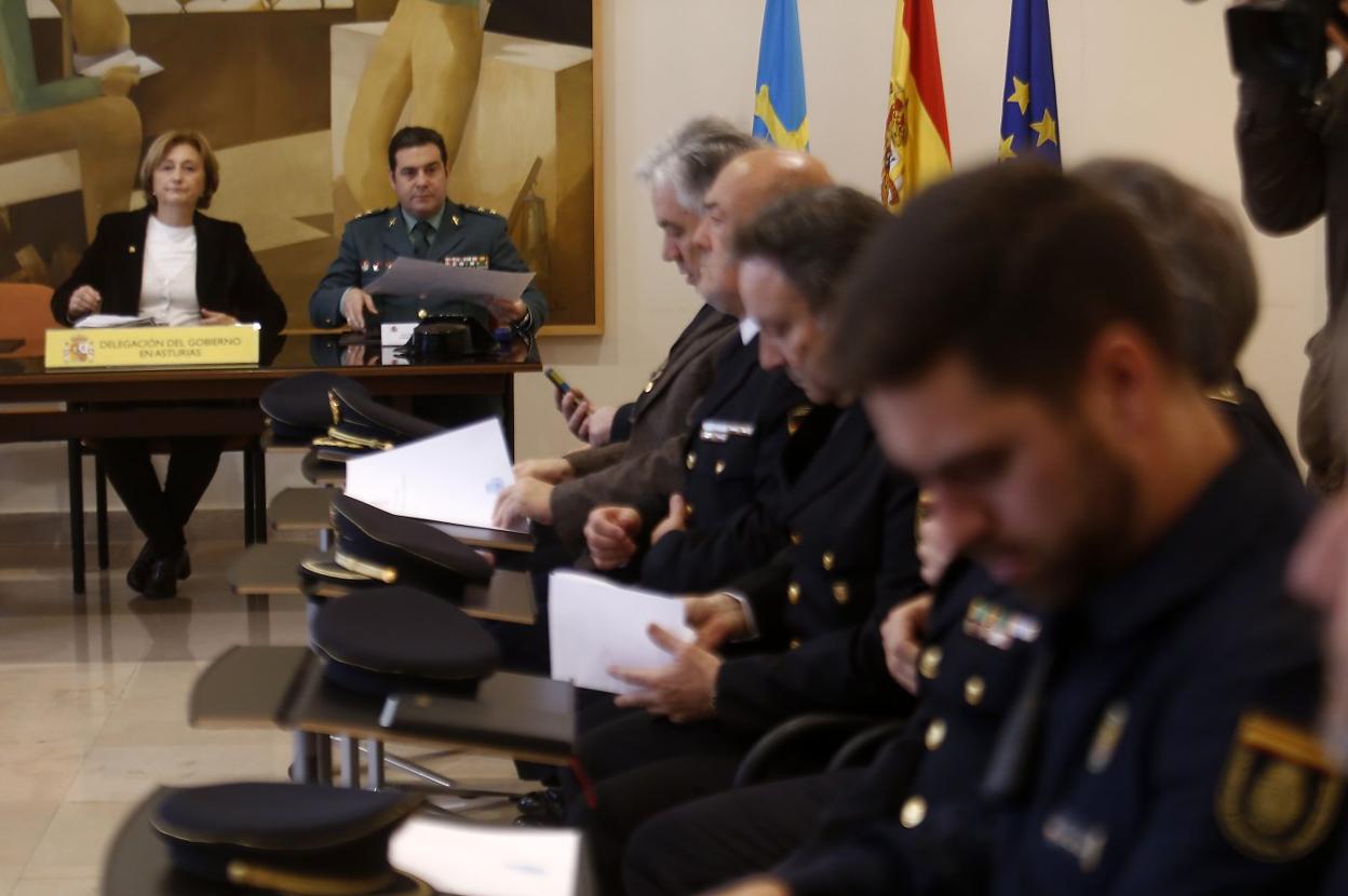 La delegada del Gobierno, Delia Losa, al fondo, en un momento de la junta de seguridad, que reunió a todos los actores implicados en el derbi.