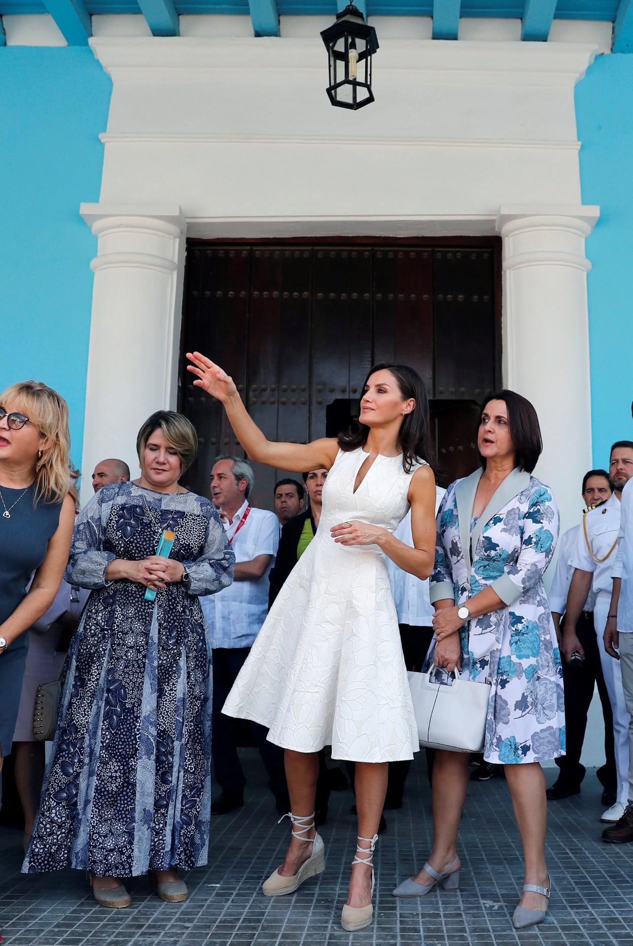 Doña Letizia y Lis Cuesta, en la Plaza Vieja de La Habana. :: EFE
