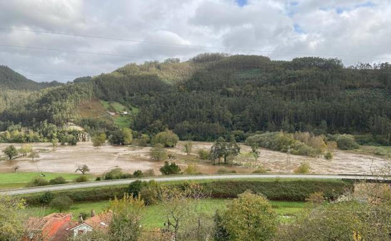 El río Nalón, desbordado a su paso por Quinzanas. 