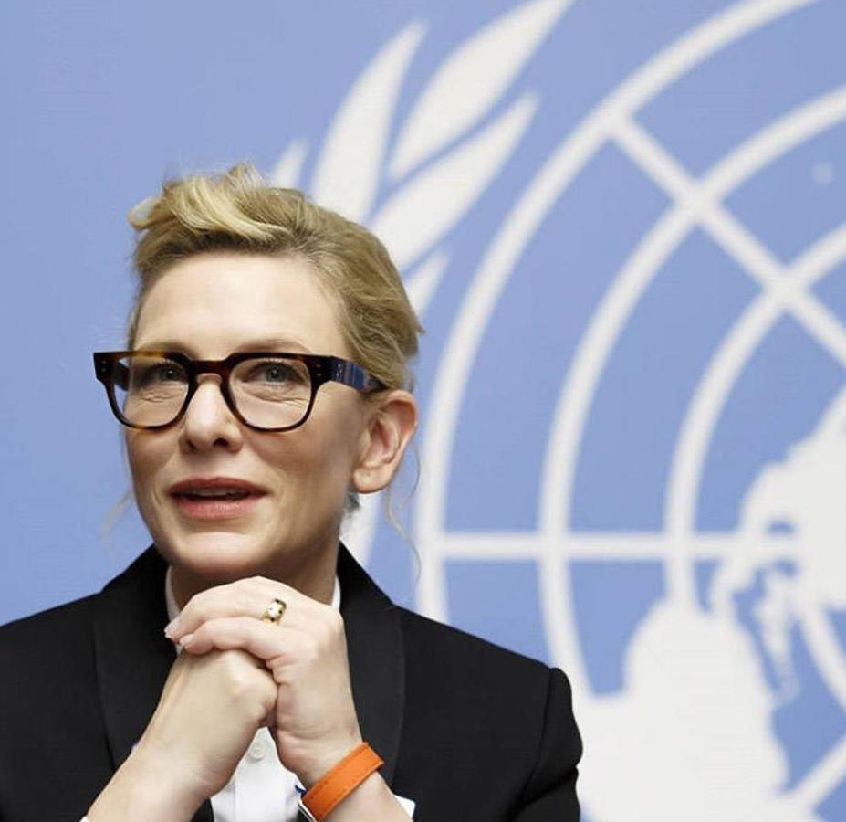 La intérprete australiana Cate Blanchett luce actualmente un corte bob que suele peinar con ondas deshechas pero también recogido y simulando un corte pixie con tupé como el de la imagen.