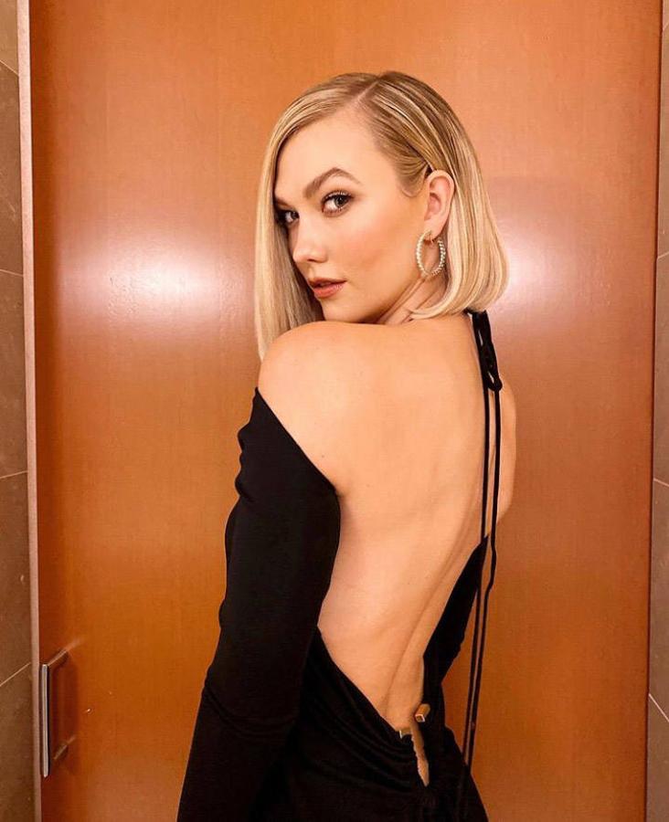 Karlie Kloss ha probado este tipo de corte long bob asimétrico, el tono rubio platino y con mechas californianas.