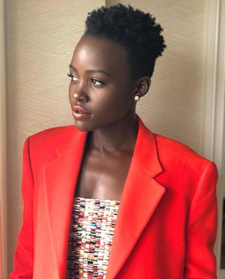 La actriz Lupita Nyong'o es fiel al pelo corto y se atreve con una de las versiones más atrevidas. En su corte de pelo encontramos secciones rapadas en la parte de la nuca y los laterales y una sección ligeramente más larga en la zona superior. Un corte perfecto para las más atrevidas.