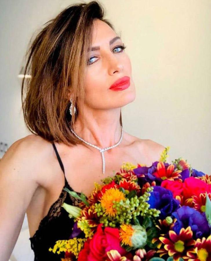 Nives Álvarez es una verdadera fan del corte bob y casi siempre lo luce con melena muy lisa y con su raya cambiada de lado para aportar más volumen.