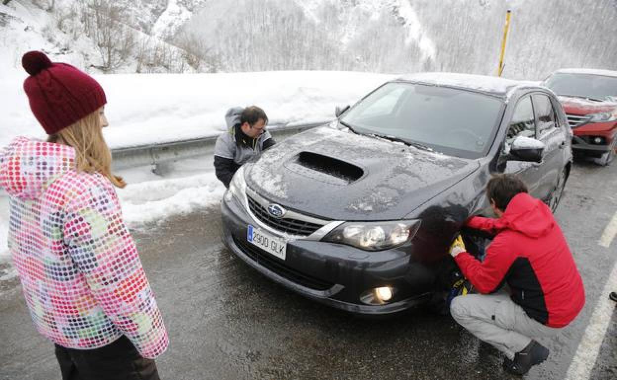 ¿Cómo se ponen las cadenas de nieve al coche?