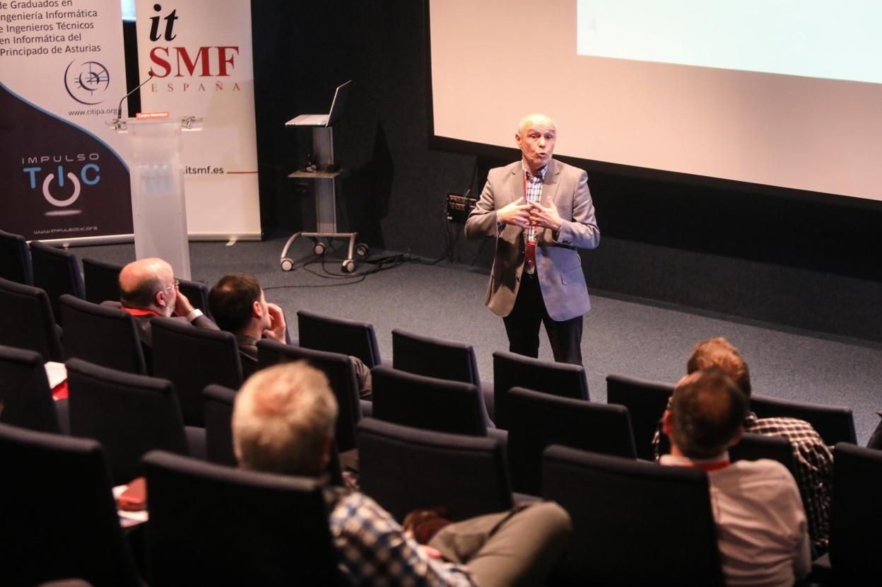 Ángel Luis Cabal habló de la experiencia del Consorcio Asturiano de Servicios Tecnológicos. 