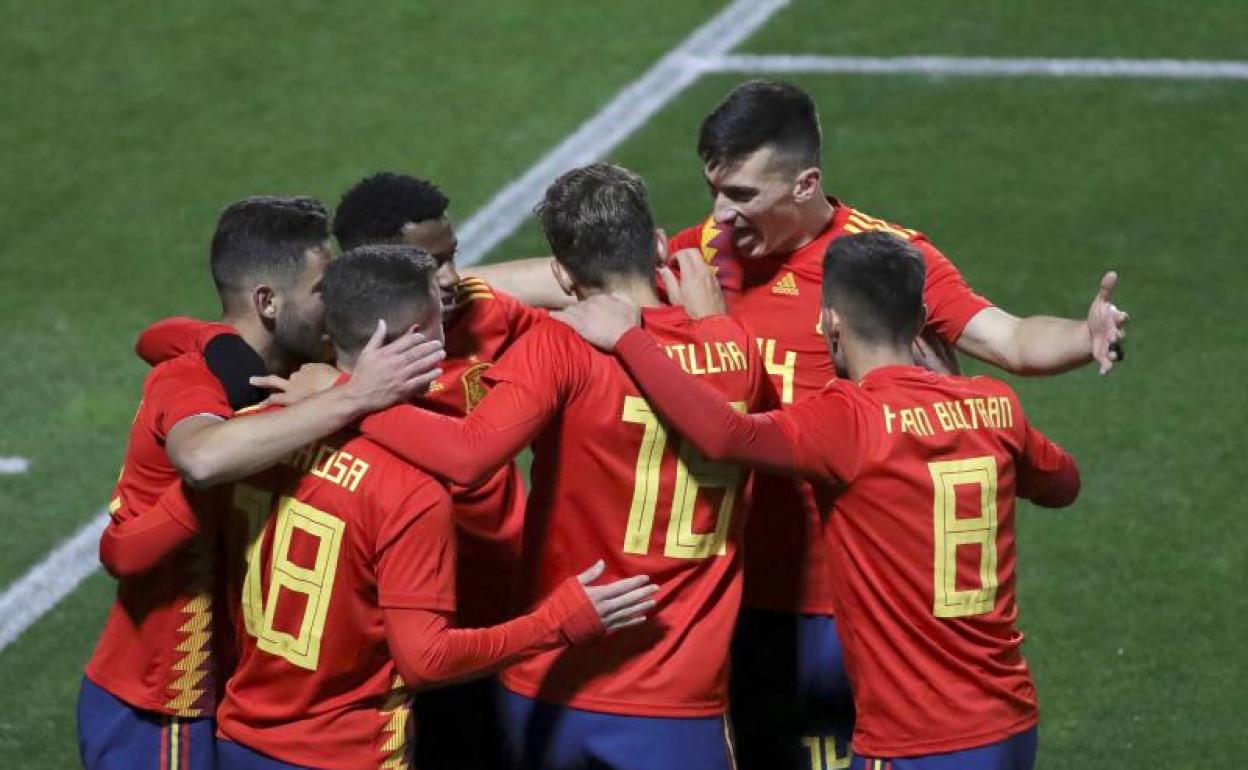 Los jugadores de la selección celebran el segundo gol a Macedonia. 