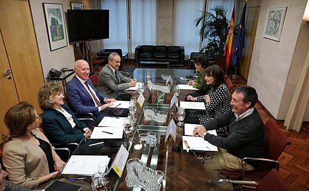 La ministra de Sanidad, María Luisa Carcedo (segunda por la izquierda), preside la reunión del Comité Nacional de Prevención del Tabaquismo.