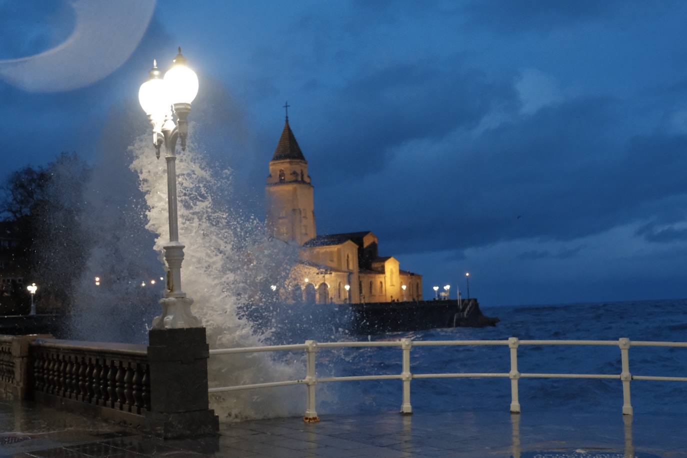 La boya del puerto de Gijón ha registrado este jueves olas de más de ocho metros de altura, coincidiendo con un episodio de alerta naranja por viento y oleaje en toda la costa asturiana. Muchos no han dudado en acercarse al Muro en la pleamar de la tarde para inmortalizar el espectacular oleaje.