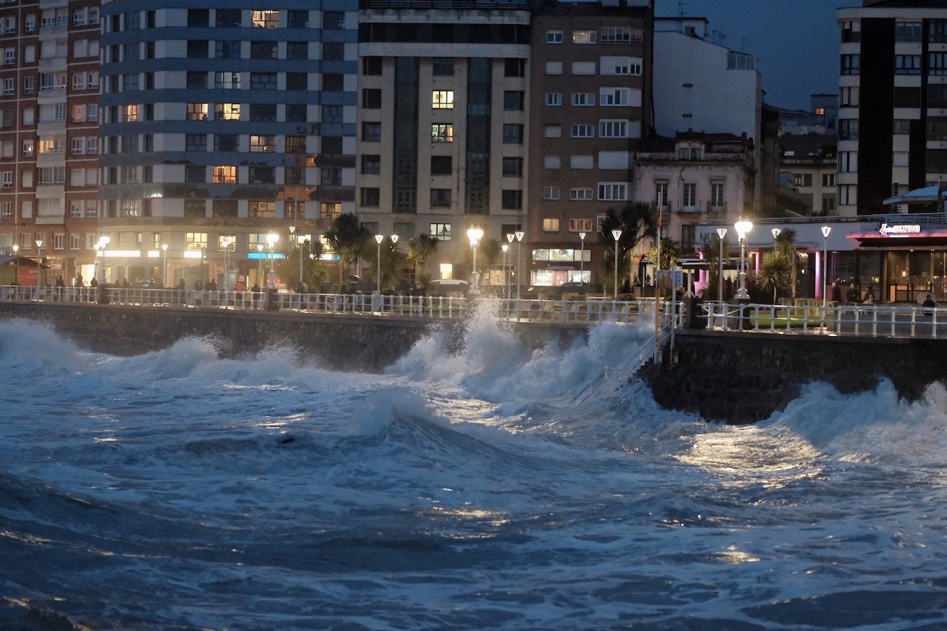 La boya del puerto de Gijón ha registrado este jueves olas de más de ocho metros de altura, coincidiendo con un episodio de alerta naranja por viento y oleaje en toda la costa asturiana. Muchos no han dudado en acercarse al Muro en la pleamar de la tarde para inmortalizar el espectacular oleaje.