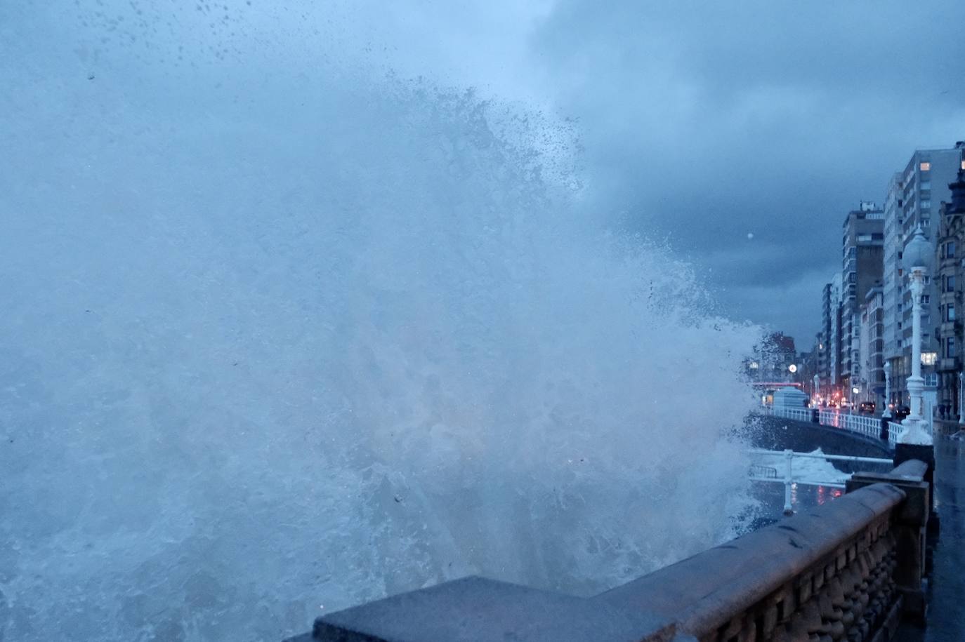 La boya del puerto de Gijón ha registrado este jueves olas de más de ocho metros de altura, coincidiendo con un episodio de alerta naranja por viento y oleaje en toda la costa asturiana. Muchos no han dudado en acercarse al Muro en la pleamar de la tarde para inmortalizar el espectacular oleaje.