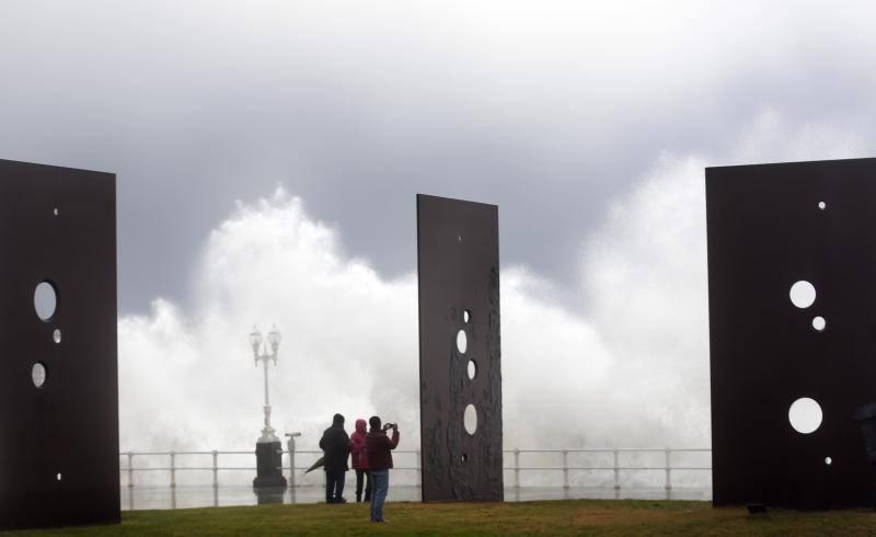 La boya del puerto de Gijón ha registrado este jueves olas de más de ocho metros de altura, coincidiendo con un episodio de alerta naranja por viento y oleaje en toda la costa asturiana. Muchos no han dudado en acercarse al Muro en la pleamar de la tarde para inmortalizar el espectacular oleaje.