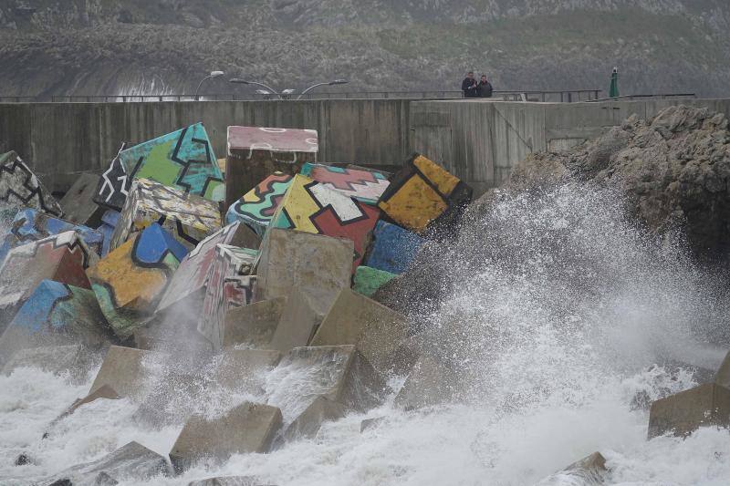 Fotos: La pleamar rompe con fuerza en la costa de Asturias