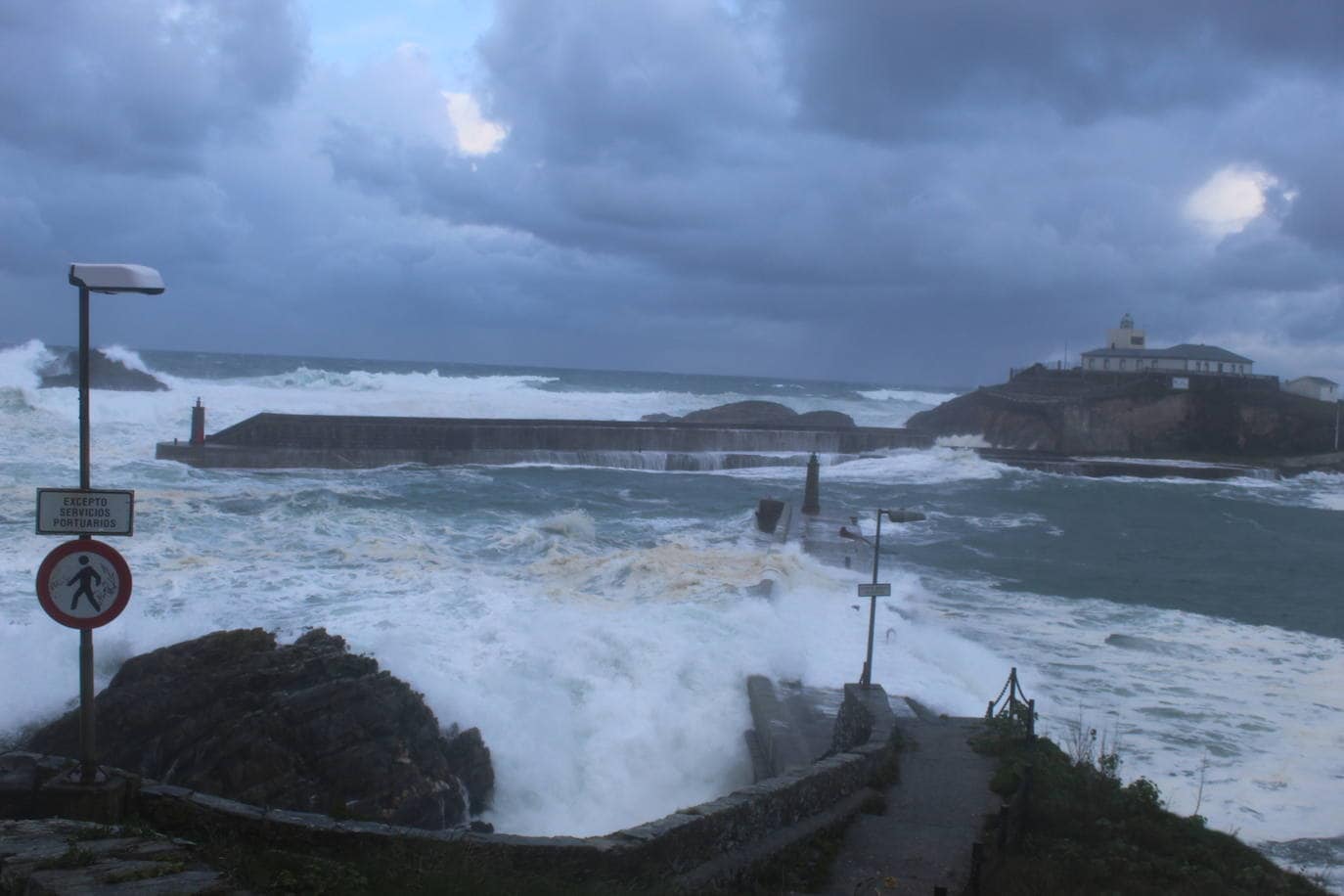 Fotos: La pleamar rompe con fuerza en la costa de Asturias