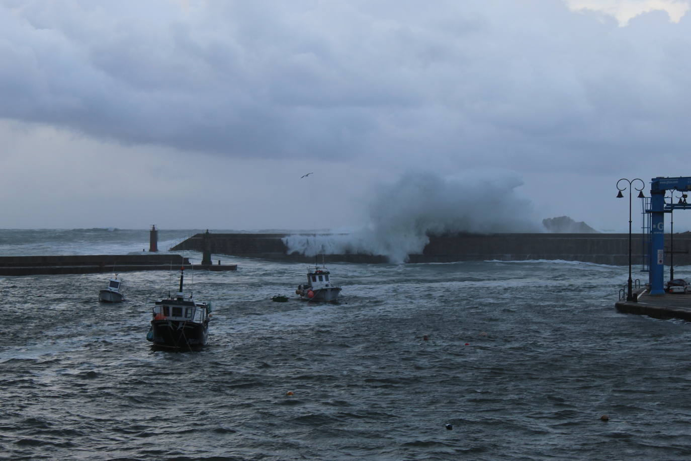 Fotos: La pleamar rompe con fuerza en la costa de Asturias