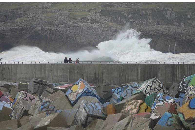 Fotos: La pleamar rompe con fuerza en la costa de Asturias