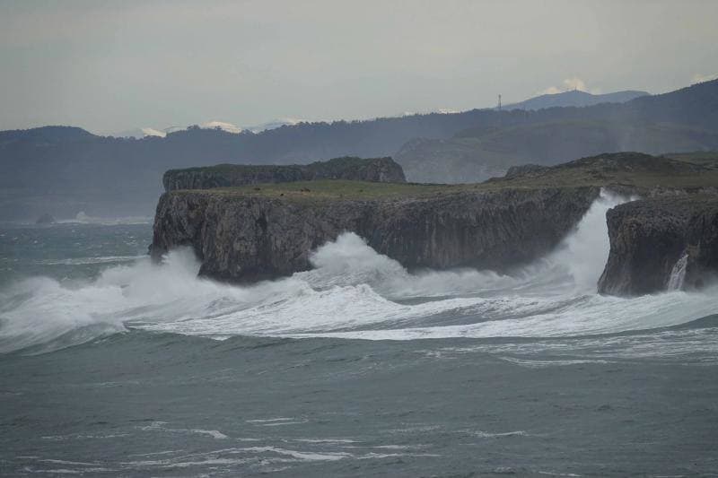 Fotos: La pleamar rompe con fuerza en la costa de Asturias