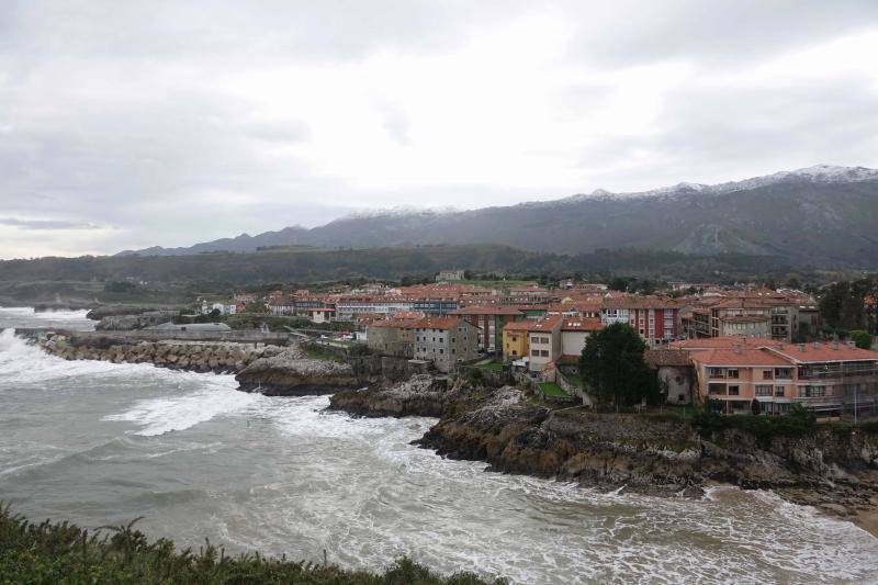 Fotos: La pleamar rompe con fuerza en la costa de Asturias