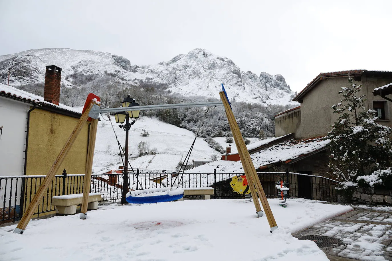 Fotos: Sotres, bajo un manto blanco