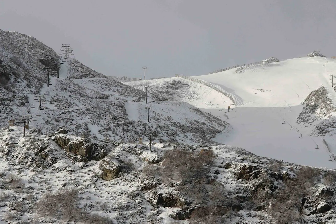 Puertos de montaña y carreteras de la región exigen cadenas para circular y en la autopista del Huerna exigen máxima precaución.