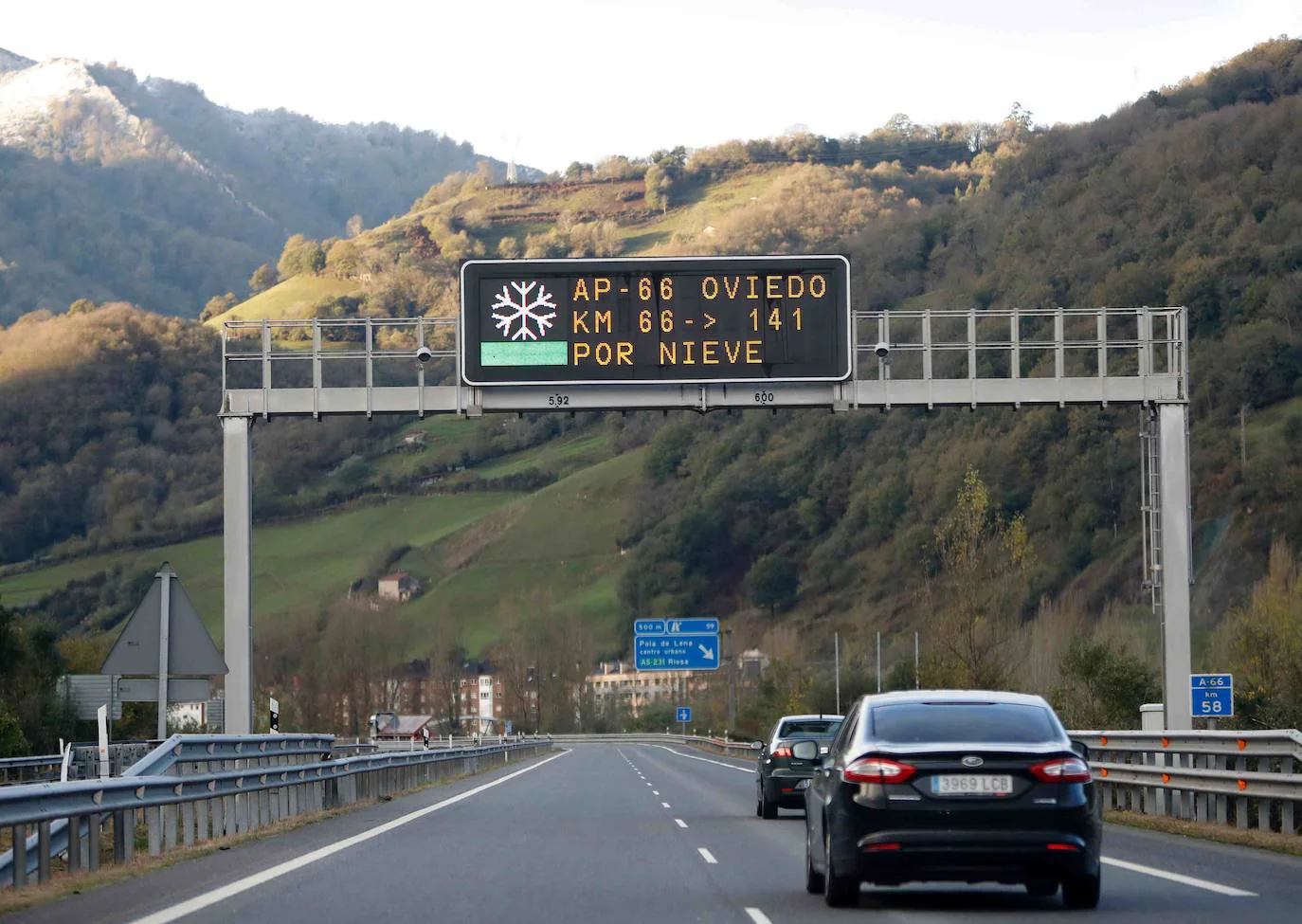 Puertos de montaña y carreteras de la región exigen cadenas para circular y en la autopista del Huerna exigen máxima precaución.