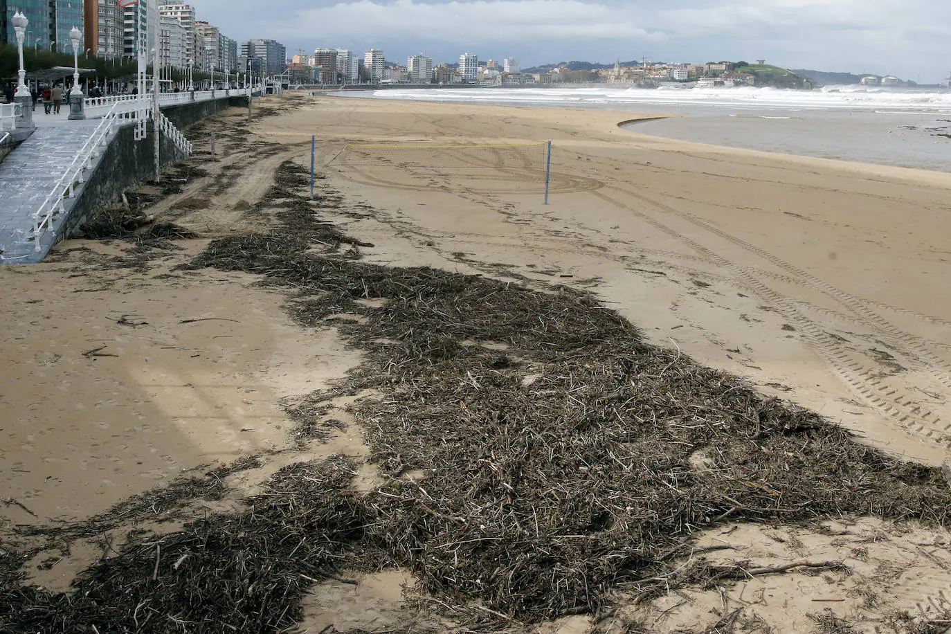 Puertos de montaña y carreteras de la región exigen cadenas para circular y en la autopista del Huerna exigen máxima precaución.