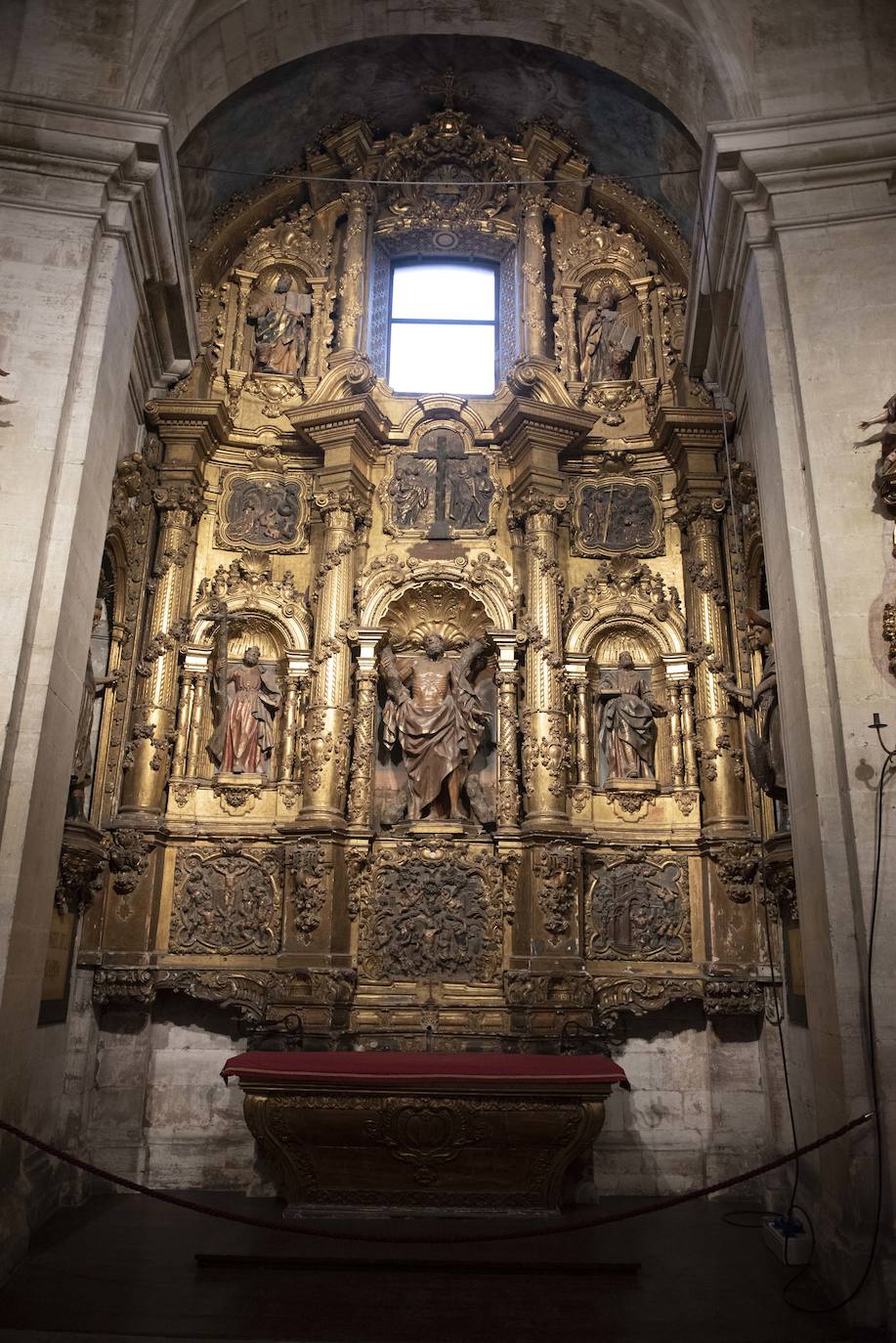 Los restauradores de los retablos de la Girola de la Catedral de Oviedo prevén finalizar los trabajos a lo largo de la próxima primavera. 