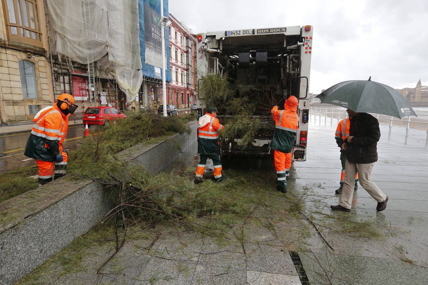 Fotos: Los destrozos que deja el temporal en Gijón